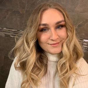 Meet your Posher, Amina